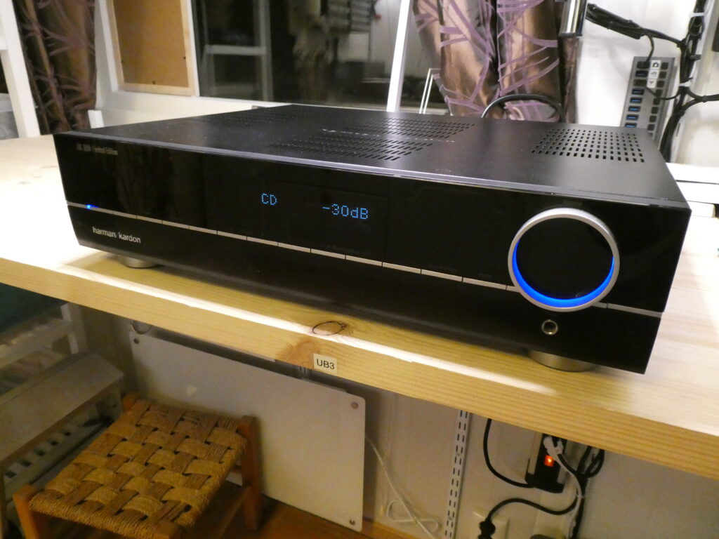 En Harman/Kardon slo seg av og viste "PROTECT" etter å ufrivillig ha inntatt sukkerholdig drikke. Den nynner vakkert igjen.